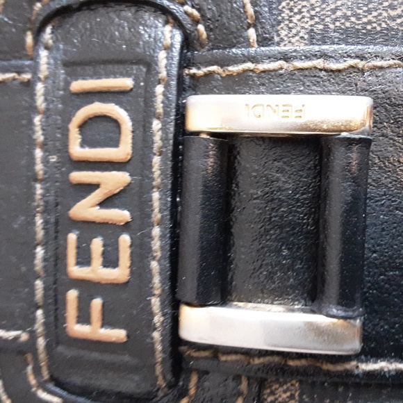 Fendi zucca crossbody or shoulder bag with detachable and adjustable strap. - Picture 8 of 16